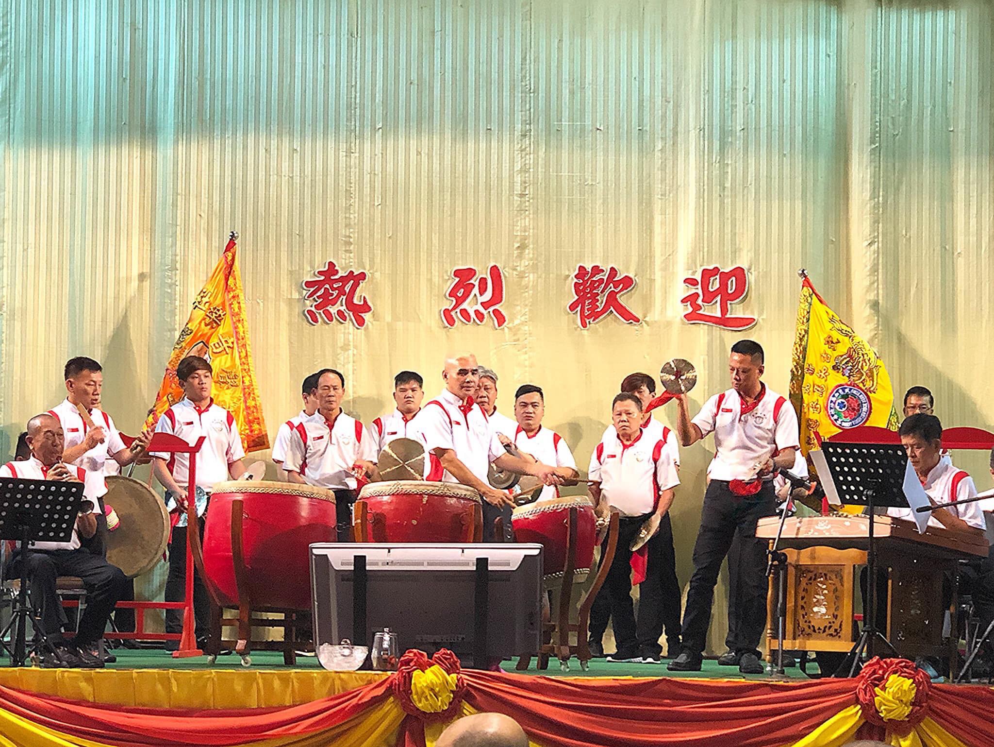 SW CHINESE MUSIC CENTER ผู้ประสานงานฝ่ายไทยและร่วมสนับสนุนเครื่องดนตรีจีนในการแสดงตลอดทริปการเดินทางมาเยือนไทยของสมาคมดนตรี Hwa Siah Musical Association และ Bukit Timah Seu Teck Sean Tong จากประเทศสิงคโปร์ จุดประสงค์เพื่อศึกษาและแลกเปลี่ยนวัฒนธรรมด้านดนตรีจีน ในวันที่10-13 พ.ค. 2019  โดยครั้งนี้ได้เยี่ยมเยือนมูลนิธิพุทธธรรมสงเคราะห์บ้านฉาง จ.ระยอง มูลนิธิป่อเต็กตึ๊ง พลับพลาไชย (ป่วงเซียงถวายหลวงปู่ไต่ฮงกง) สมาคมแต้จิ๋วแห่งประเทศไทย สมาคมเตี่ยอันแห่งประเทศไทย ชมรมดนตรีจีนหลักเทียน ได้รับการต้อนรับอย่างดีจากผู้นำและคณะผู้บริหารทั้งห้าองค์กร ตีพิมพ์หนังสือพิมพ์จีนในไทยและสิงคโปร์อย่างเป็นทางการ  ดาโต๊ะ เตียเกี่ยงอัง PBM นายกสมาคมแต้จิ๋วแห่งประเทศสิงคโปร์และผู้นำคณะมาเยือนจากสิงคโปร์มอบโล่เกียรติคุณไว้เป็นที่ระลึกแก่ศูนย์ดนตรีจีน SW CHINESE MUSIC CENTER อ.เฉินเซินเหวย ผู้บริหารรับมอบ
