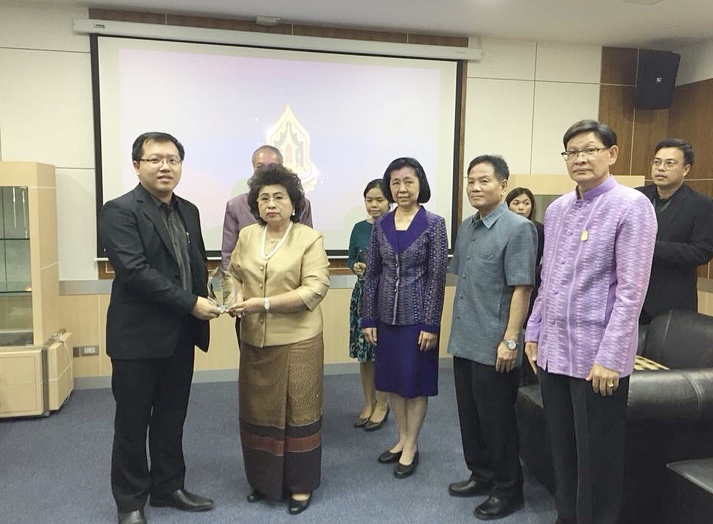 ผู้บริหารรับมอบโล่เกียรติคุณจาก ดร.ฉวีรัตน์ เกษตรสุนทร ผู้ช่วยรัฐมนตรีประจำกระทรวงวัฒนธรรม