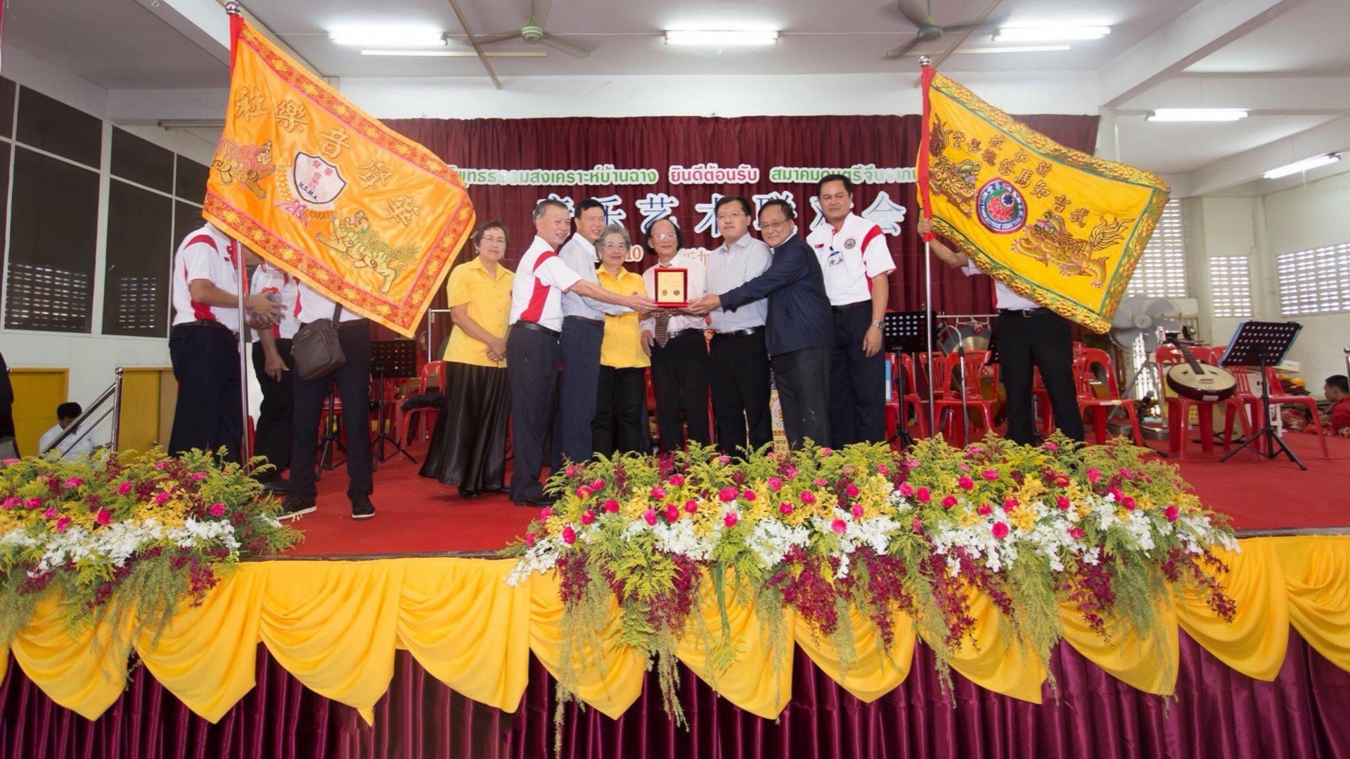 ผู้บริหารรับโล่เกียรติคุณจาก สมาคมแต้จิ๋วแห่งประเทศสิงคโปร์